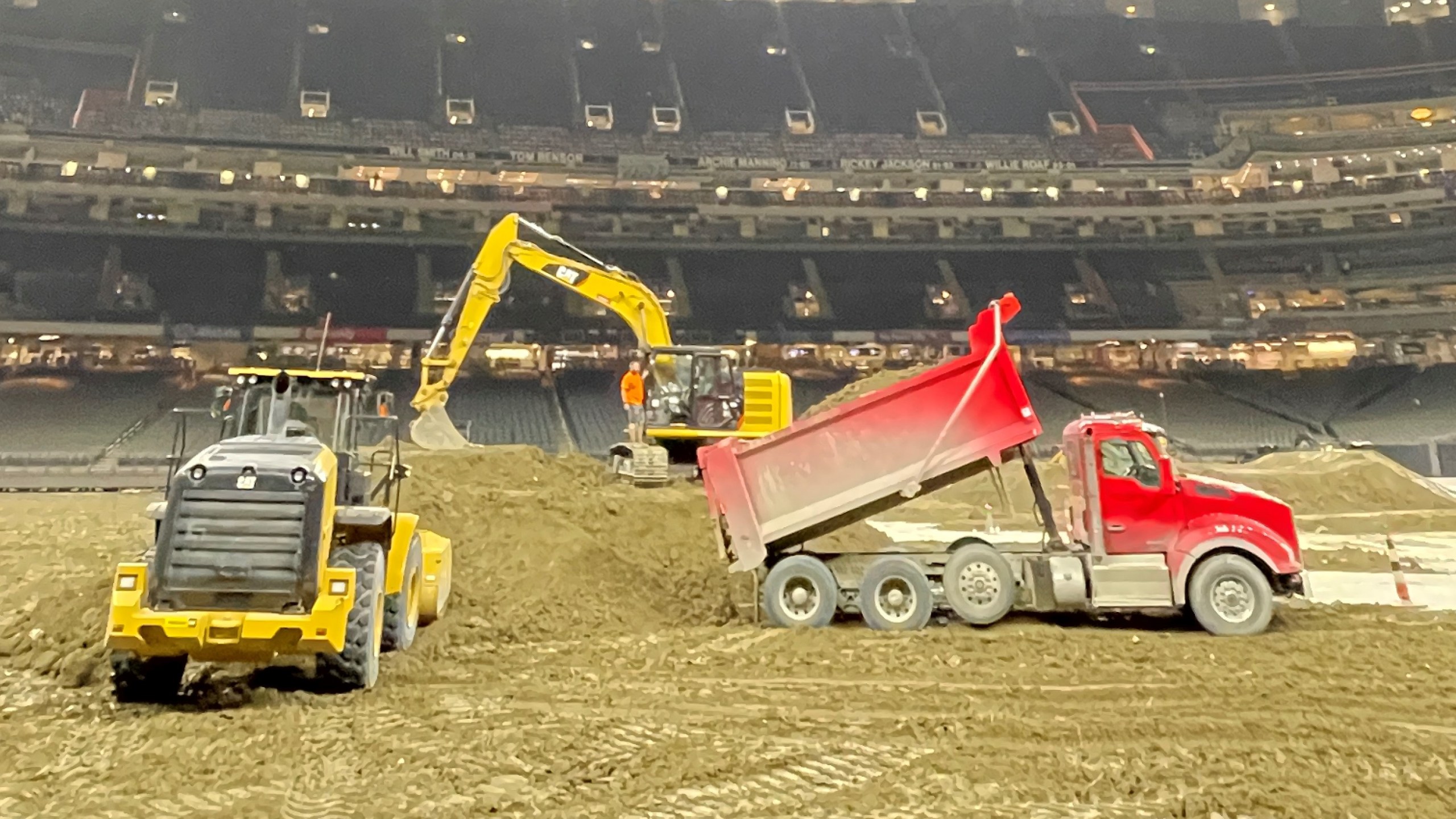 https://digital-stage.wgno.com/news/local/monster-jam-prepares-for-upcoming-weekend-delivering-3-5-million-pounds-of-dirt-to-caesars-superdome/