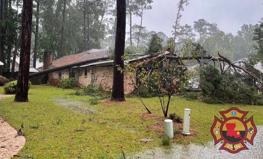 https://digital-stage.wgno.com/news/louisiana/st-tammany-parish/hurricane-ida-sends-tree-crashing-onto-roof-of-a-mandeville-house/