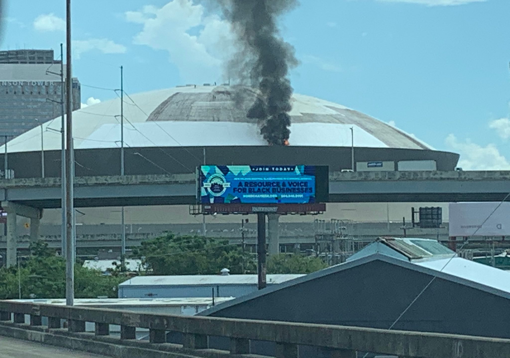 https://digital-stage.wgno.com/news/local/watch-smoke-flames-billow-from-roof-of-superdome/