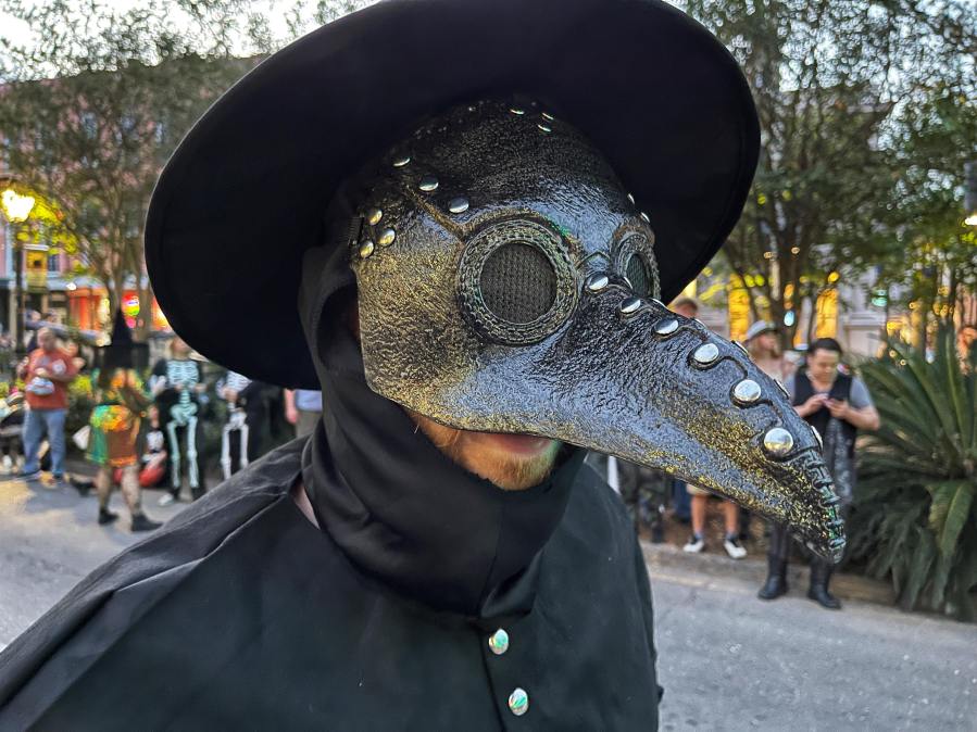 https://digital-stage.wgno.com/news/local/gallery-krewe-of-boo-rolls-through-and-haunts-new-orleans/