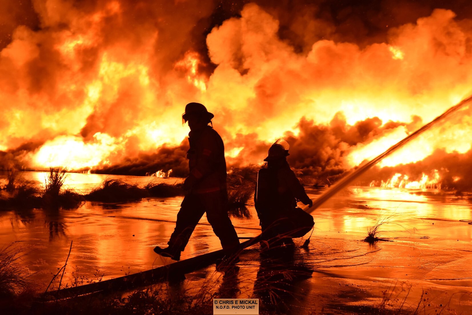 https://digital-stage.wgno.com/news/massive-fire-engulfs-wharf-along-new-orleans-riverfront/