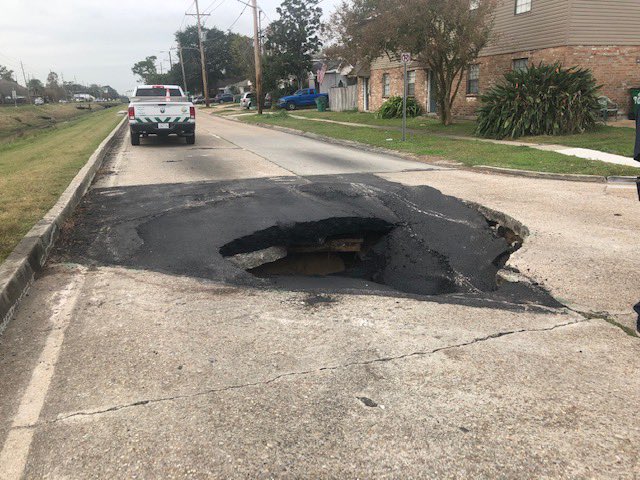 https://digital-stage.wgno.com/news/louisiana/jefferson-parish/sinkhole-forces-emergency-road-closure-in-metairie/