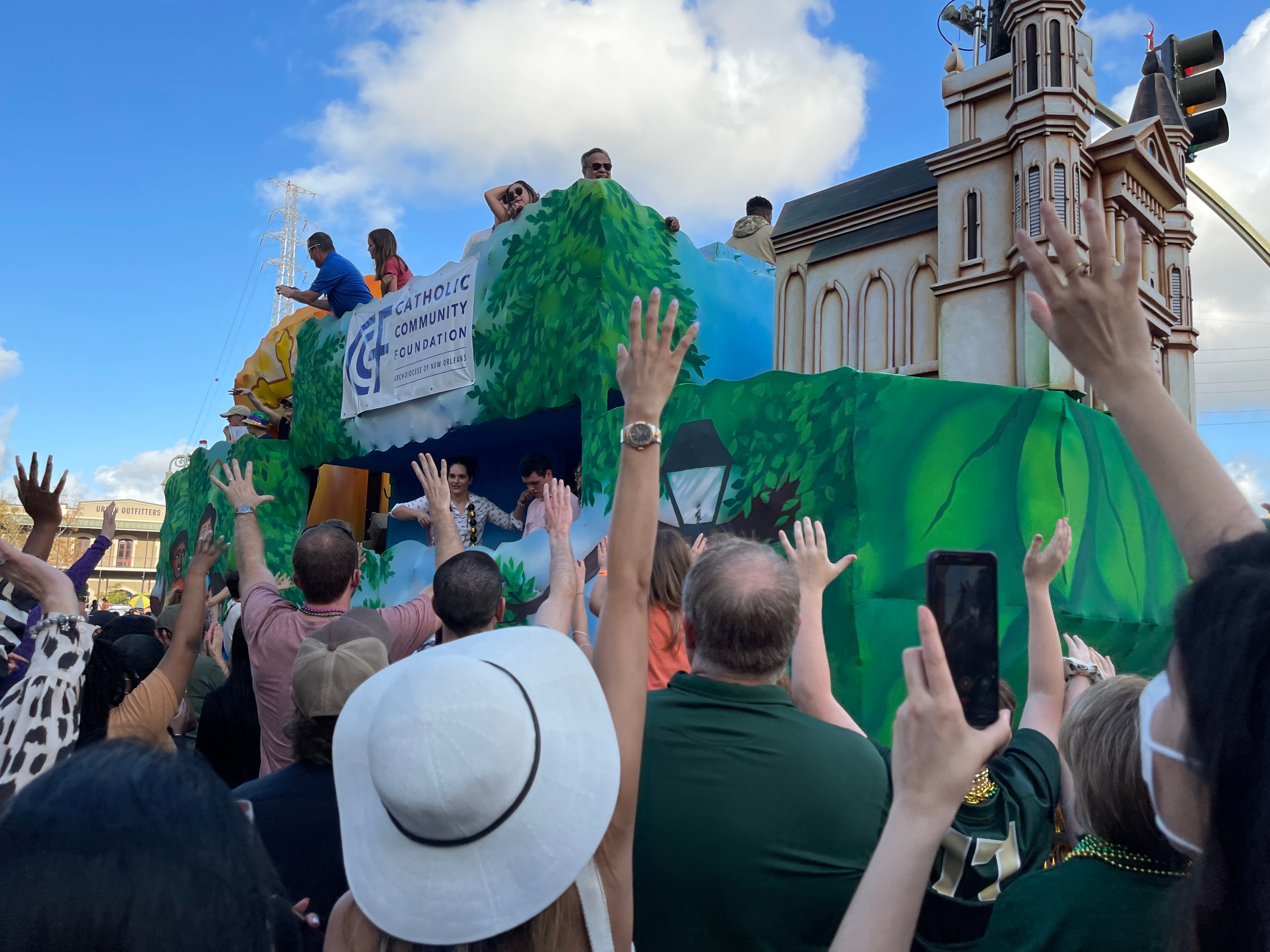 https://digital-stage.wgno.com/news/local/gallery-2021-allstate-sugar-bowl-parade-rolls-through-french-quarter-on-new-years-eve/