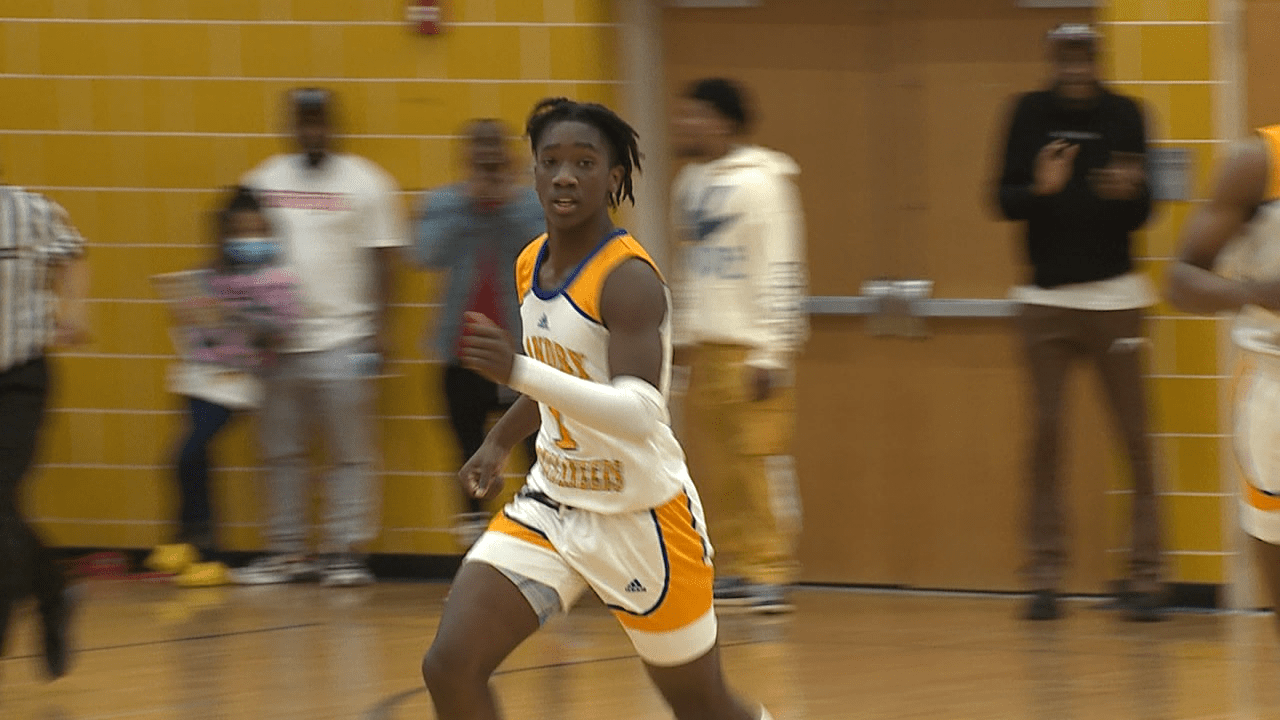 https://digital-stage.wgno.com/sports/highlights-landry-karr-keep-hoop-dreams-alive-in-class-4a-playoffs/