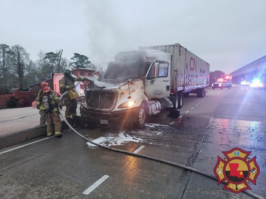 https://digital-stage.wgno.com/news/18-wheeler-ablaze-at-the-base-of-causeway-bridge/